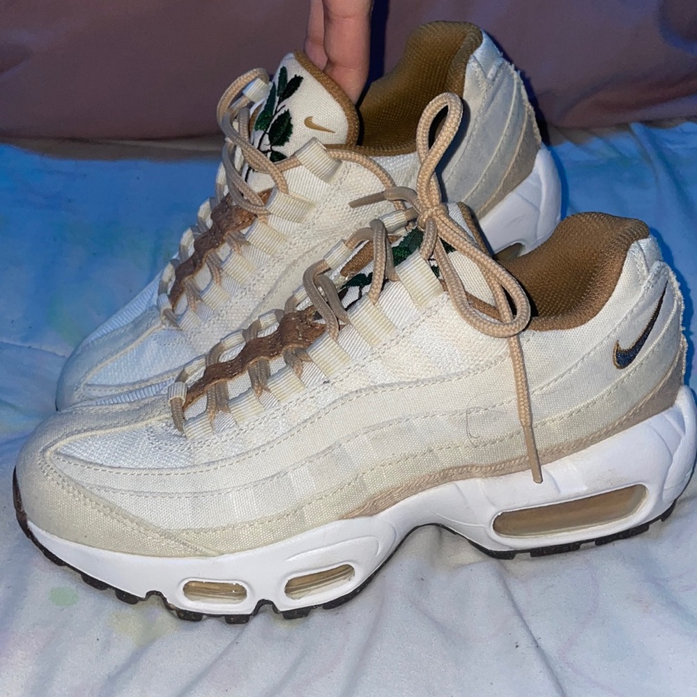 2021
Air Max 95 SE 'Cork'
Women’s athletic shoes